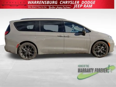Photos of 2025 Chrysler Pacifica Limited for sale in Warrensburg, MO at Warrensburg CDJR