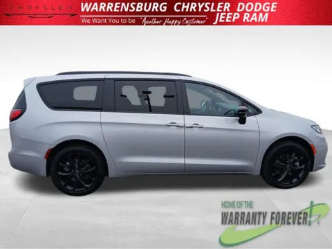 Another view of 2026 Chrysler Pacifica Select for sale in Warrensburg, MO at Warrensburg CDJR