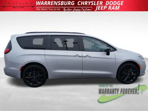 Photos of 2026 Chrysler Pacifica Select for sale in Warrensburg, MO at Warrensburg CDJR