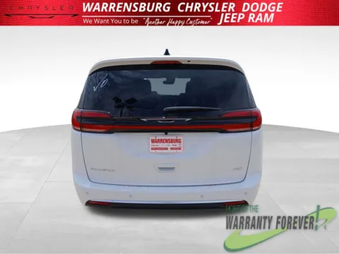 More photos of 2027 Chrysler Pacifica Select at Warrensburg CDJR, MO