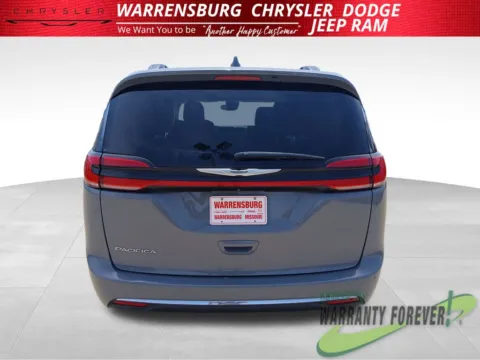 More photos of 2022 Chrysler Pacifica Touring L at Warrensburg CDJR, MO