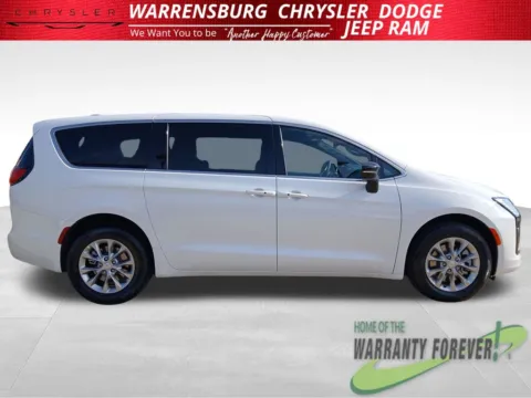 Another view of 2027 Chrysler Pacifica Select for sale in Warrensburg, MO at Warrensburg CDJR