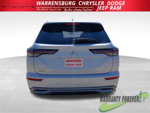 More photos of 2025 Mitsubishi Outlander SE at Warrensburg CDJR, MO