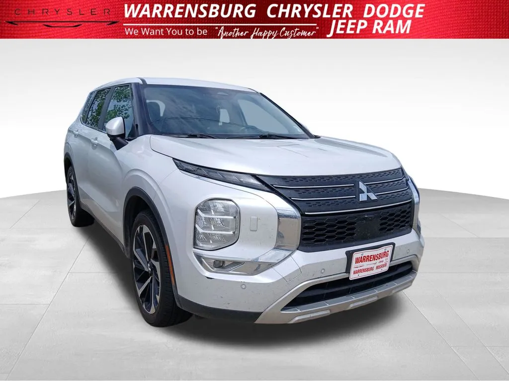 White 2023 Mitsubishi Outlander SE for sale in Warrensburg, MO
