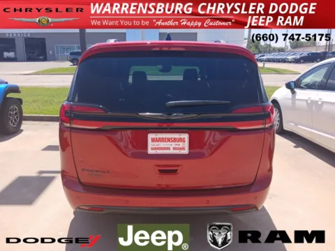 Another view of 2025 Chrysler Pacifica Select for sale in Warrensburg, MO at Warrensburg CDJR