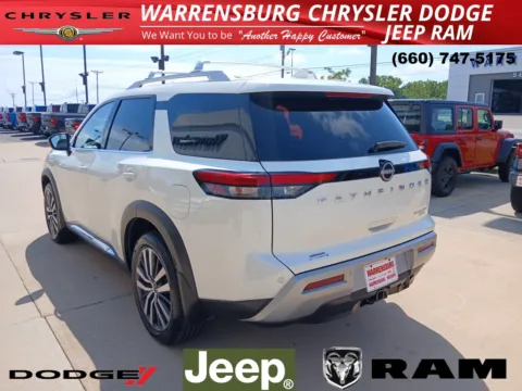 More photos of 2022 Nissan Pathfinder Platinum at Warrensburg CDJR, MO