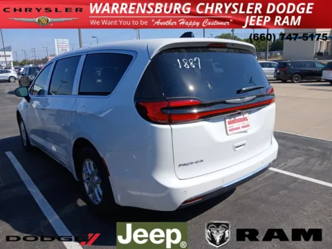 Another view of 2026 Chrysler Pacifica Select for sale in Warrensburg, MO at Warrensburg CDJR