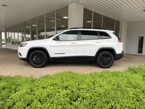 More photos of 2023 Jeep Cherokee Altitude at California CDJR, MO