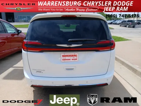 More photos of 2025 Chrysler Pacifica Select at Warrensburg CDJR, MO