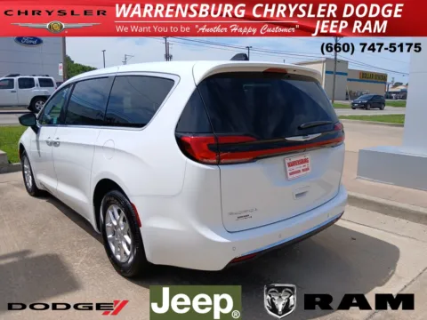 More photos of 2025 Chrysler Pacifica Select at Warrensburg CDJR, MO