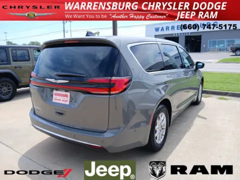 Another view of 2025 Chrysler Pacifica Select for sale in Warrensburg, MO at Warrensburg CDJR