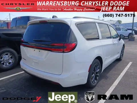 Another view of 2025 Chrysler Pacifica Select for sale in Warrensburg, MO at Warrensburg CDJR