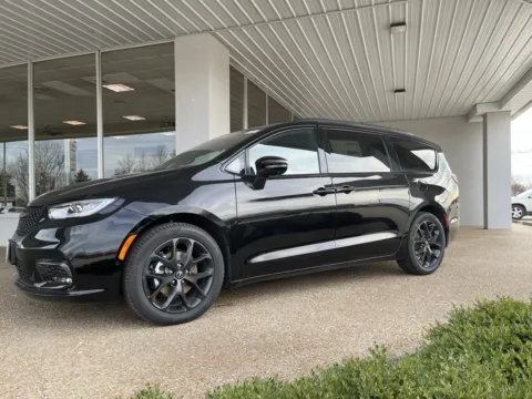 More photos of 2026 Chrysler Pacifica Limited at California CDJR, MO