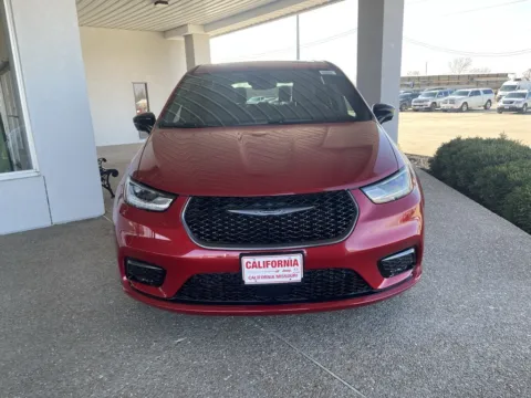 Photos of 2026 Chrysler Pacifica Select for sale in California, MO at California CDJR