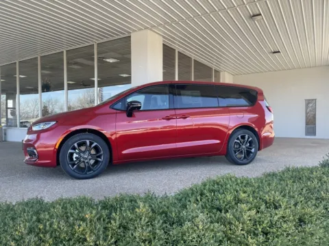 More photos of 2026 Chrysler Pacifica Select at California CDJR, MO