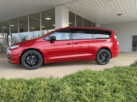 More photos of 2026 Chrysler Pacifica Select at California CDJR, MO