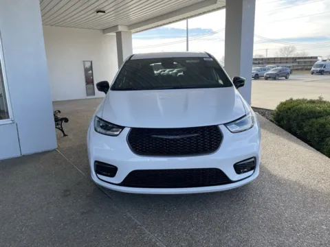 Photos of 2026 Chrysler Pacifica Select for sale in California, MO at California CDJR