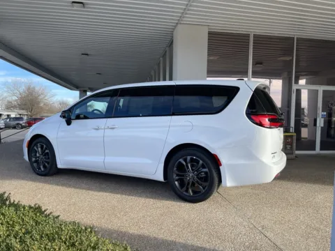 More photos of 2026 Chrysler Pacifica Select at California CDJR, MO