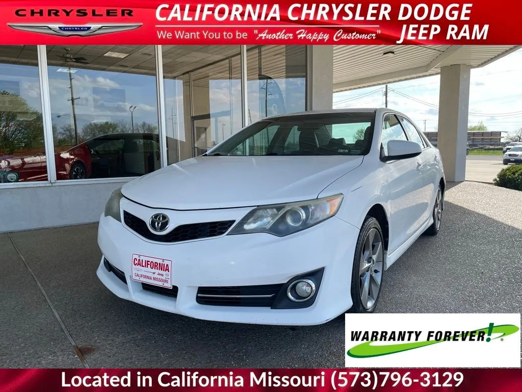 White 2014 Toyota Camry SE for sale in California, MO