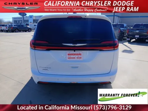 More photos of 2026 Chrysler Pacifica Select at California CDJR, MO
