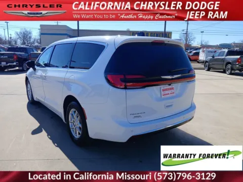 More photos of 2026 Chrysler Pacifica Select at California CDJR, MO