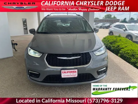 Photos of 2022 Chrysler Pacifica Touring L for sale in California, MO at California CDJR