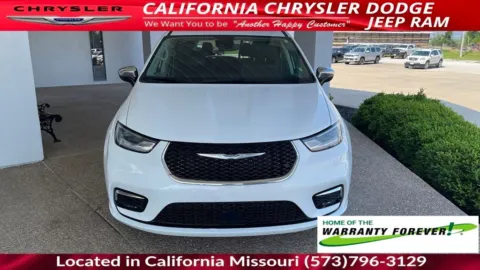 Photos of 2023 Chrysler Pacifica Limited for sale in California, MO at California CDJR