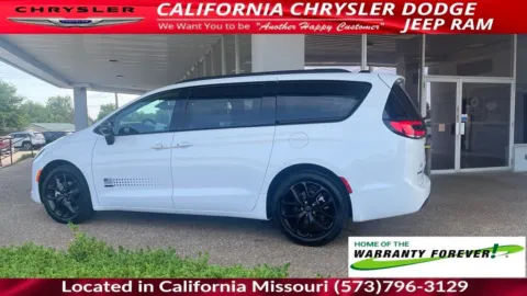 More photos of 2027 Chrysler Pacifica Select at California CDJR, MO