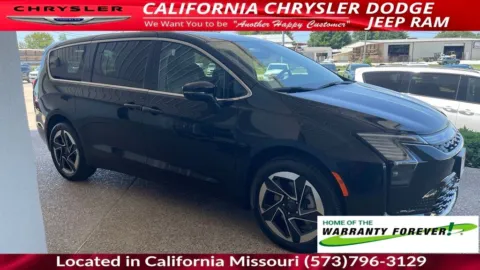 Another view of 2027 Chrysler Pacifica Limited for sale in California, MO at California CDJR