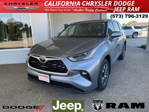 Gray 2022 Toyota Highlander XLE for sale in California, MO