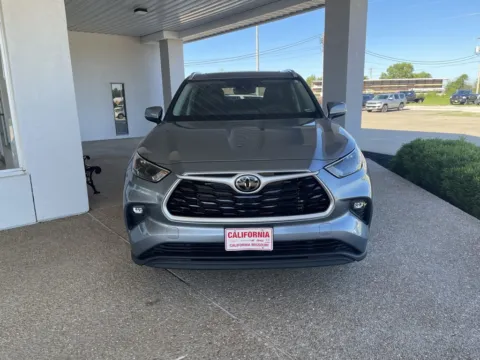 Photos of 2022 Toyota Highlander XLE for sale in California, MO at California CDJR
