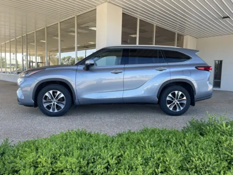 More photos of 2022 Toyota Highlander XLE at California CDJR, MO
