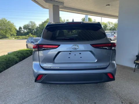 More photos of 2022 Toyota Highlander XLE at California CDJR, MO
