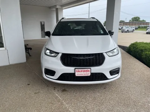 Photos of 2025 Chrysler Pacifica Limited for sale in California, MO at California CDJR