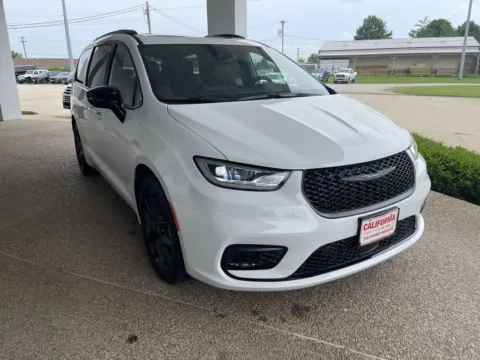 Another view of 2025 Chrysler Pacifica Limited for sale in California, MO at California CDJR