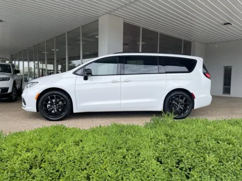More photos of 2025 Chrysler Pacifica Limited at California CDJR, MO