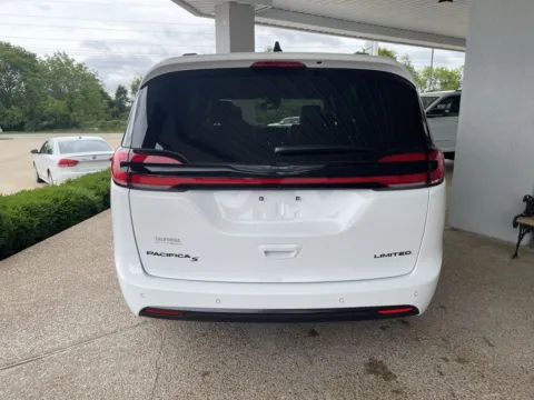 More photos of 2025 Chrysler Pacifica Limited at California CDJR, MO