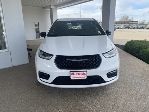 Photos of 2026 Chrysler Pacifica Select for sale in California, MO at California CDJR