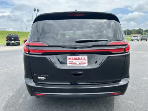 More photos of 2025 Chrysler Pacifica Select at Marshall CDJR, MO