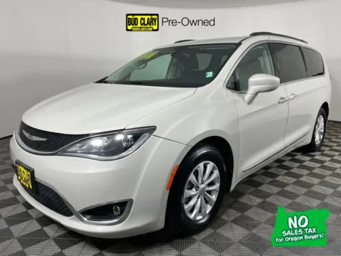White 2017 Chrysler Pacifica Touring L for sale in Longview, WA