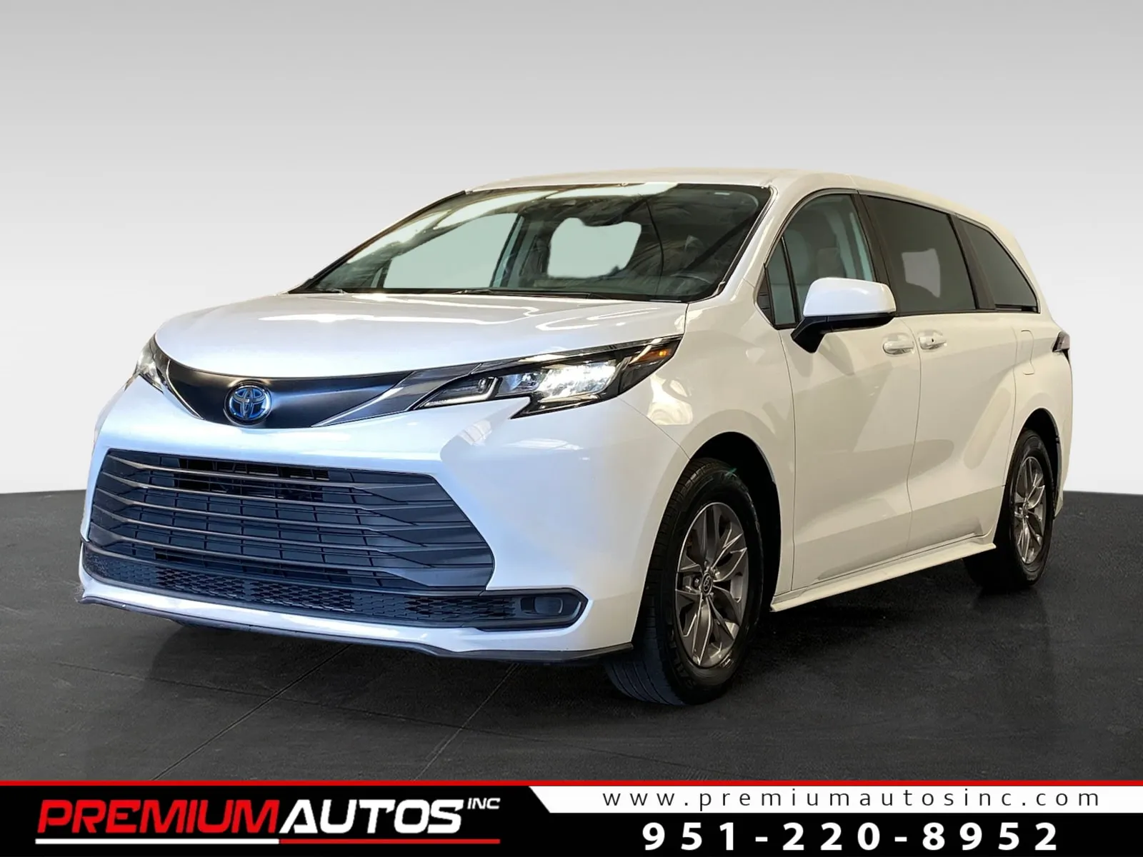 2023 Toyota Sienna LE 8-Passenger Hybrid FWD's photo