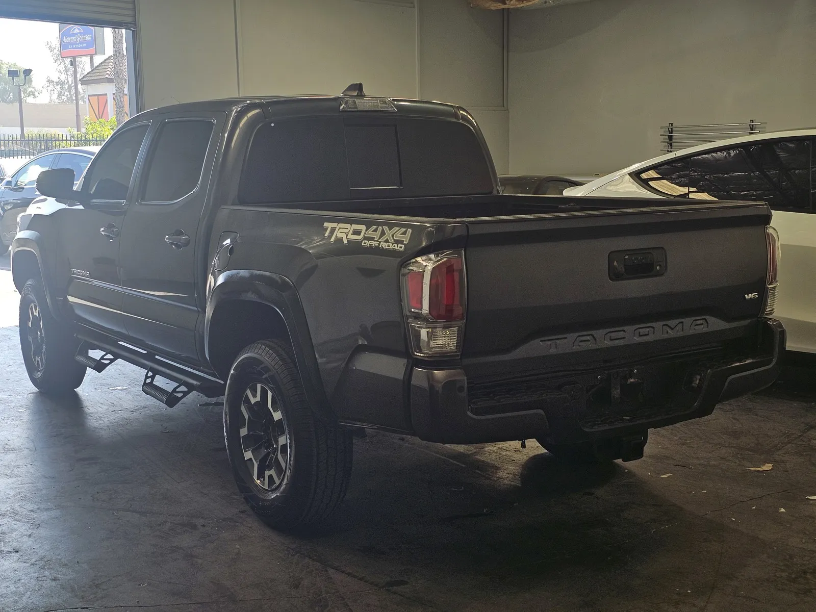 Toyota Tacoma photo 2