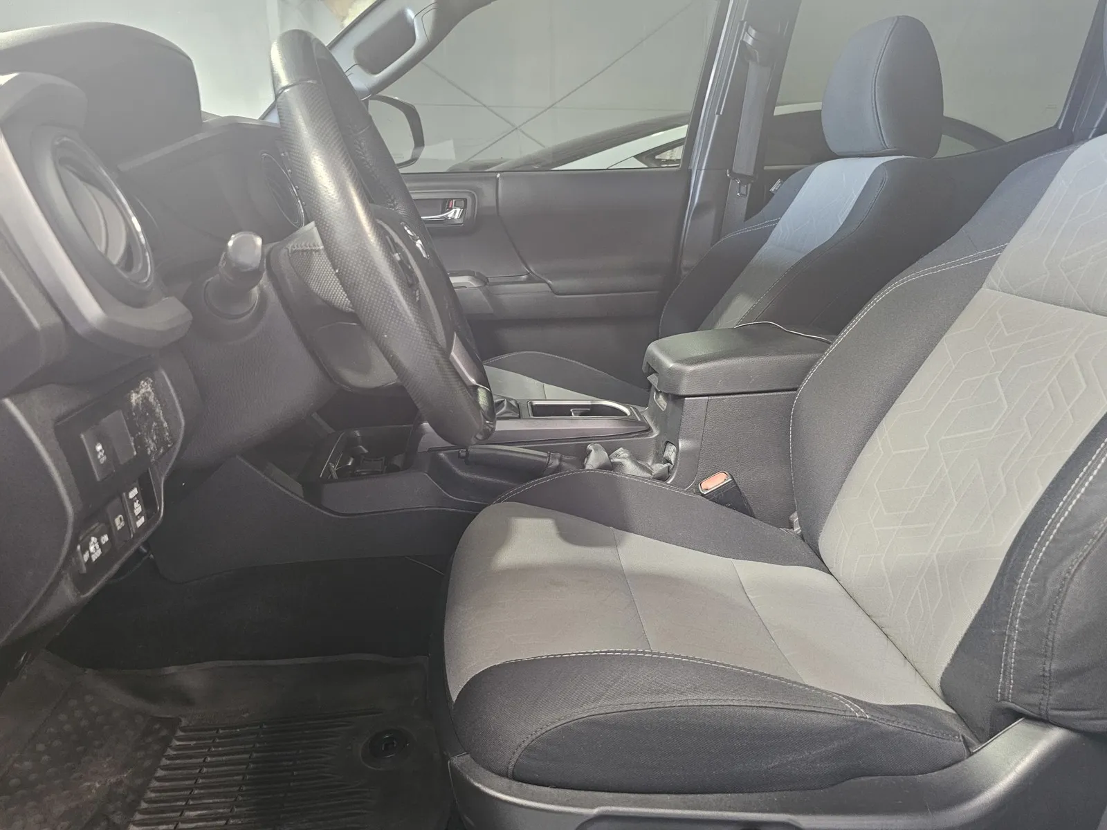 Toyota Tacoma photo 15