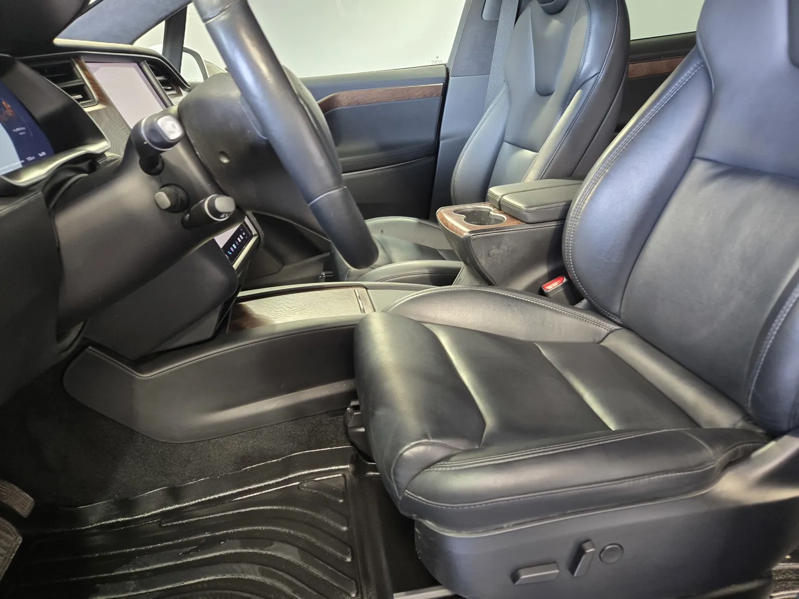 Tesla Model X photo 12