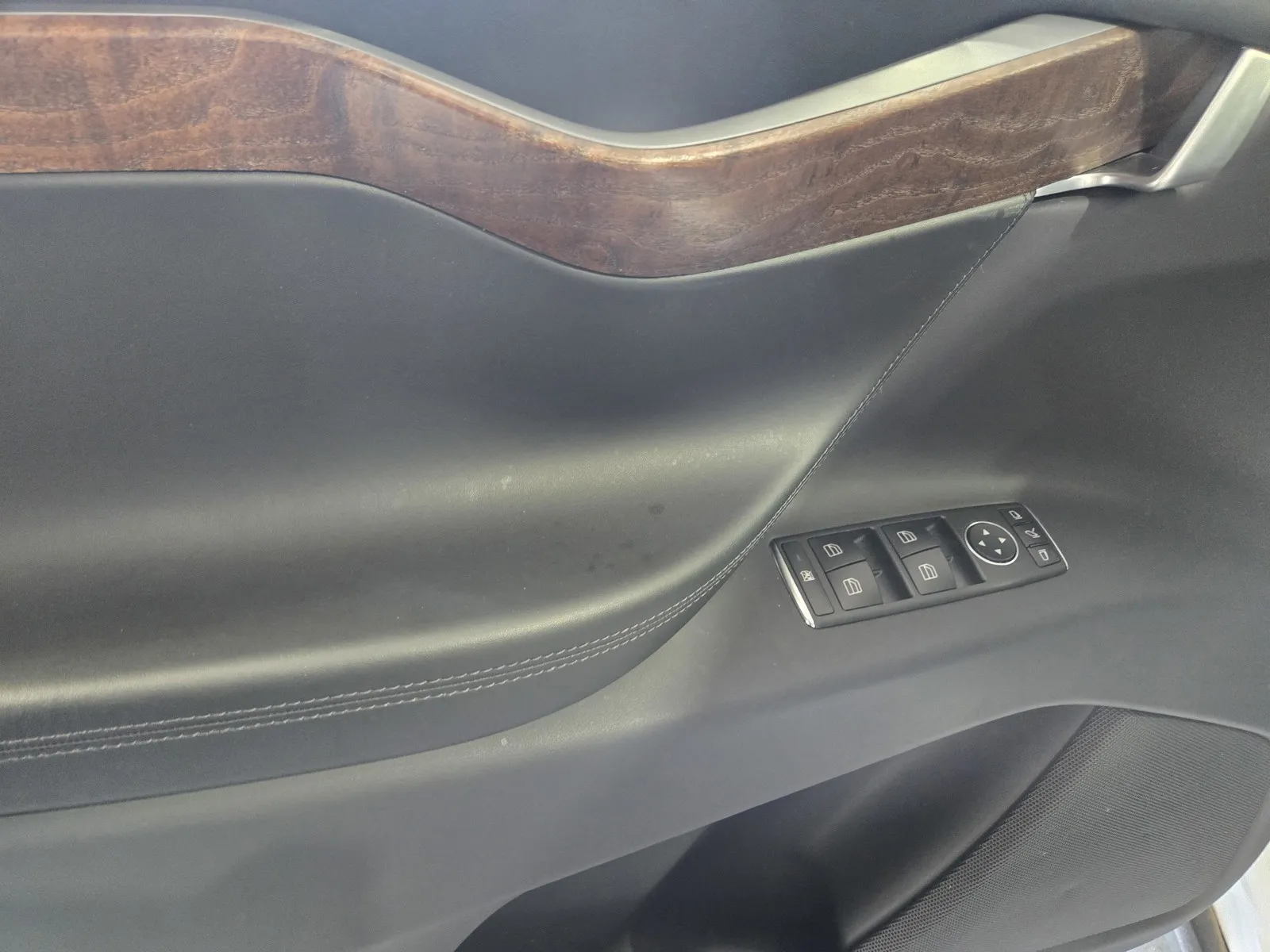 Tesla Model X photo 11