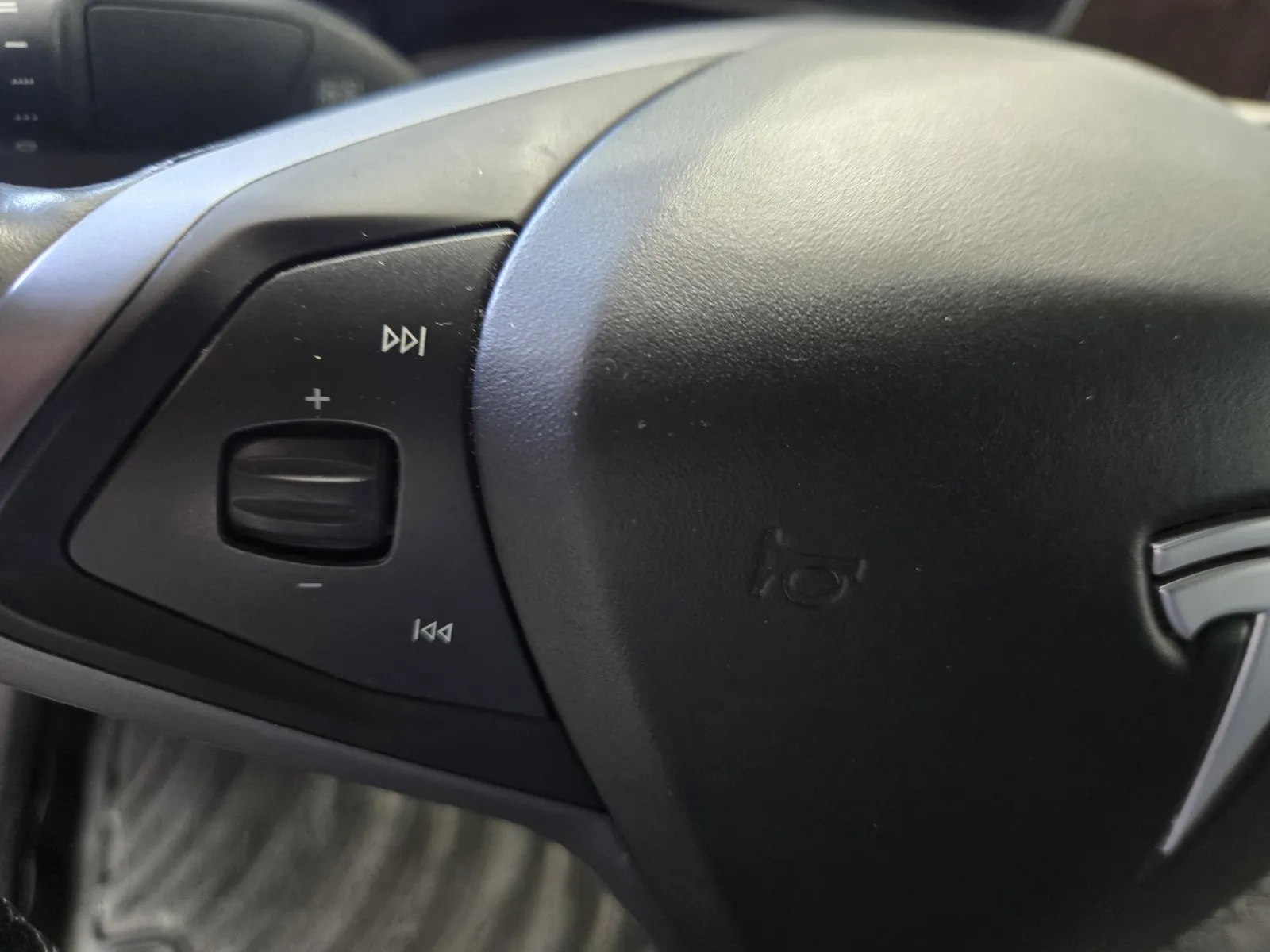 Tesla Model X photo 13