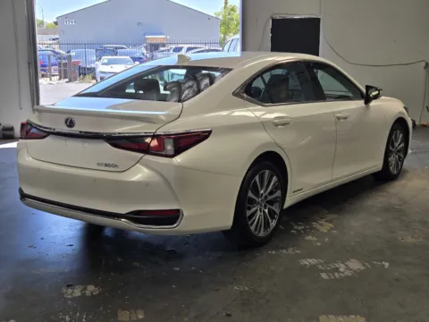 More photos of 2021 Lexus ES 300h at Premium Autos - Norco, CA