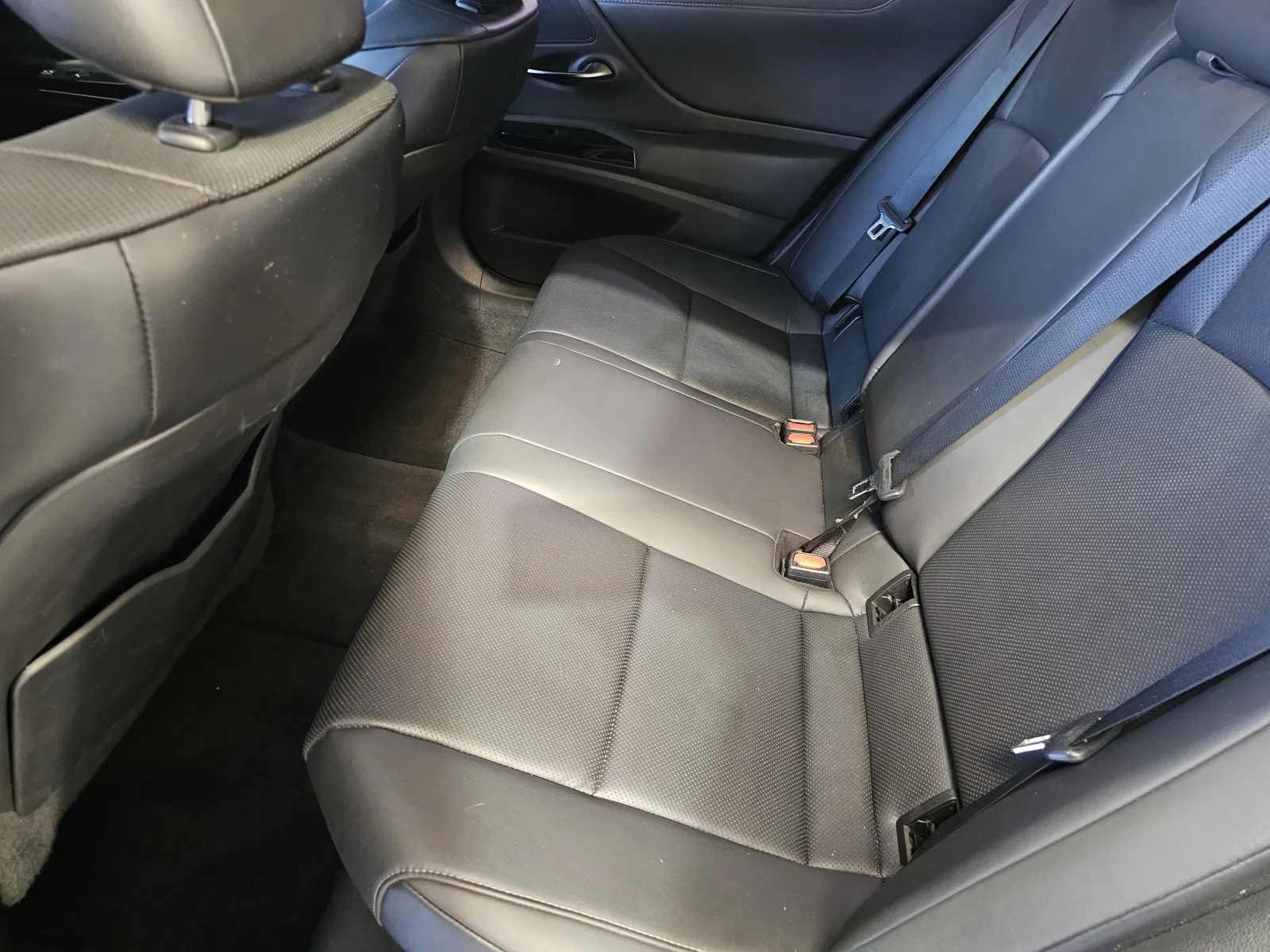 Lexus ES photo 11
