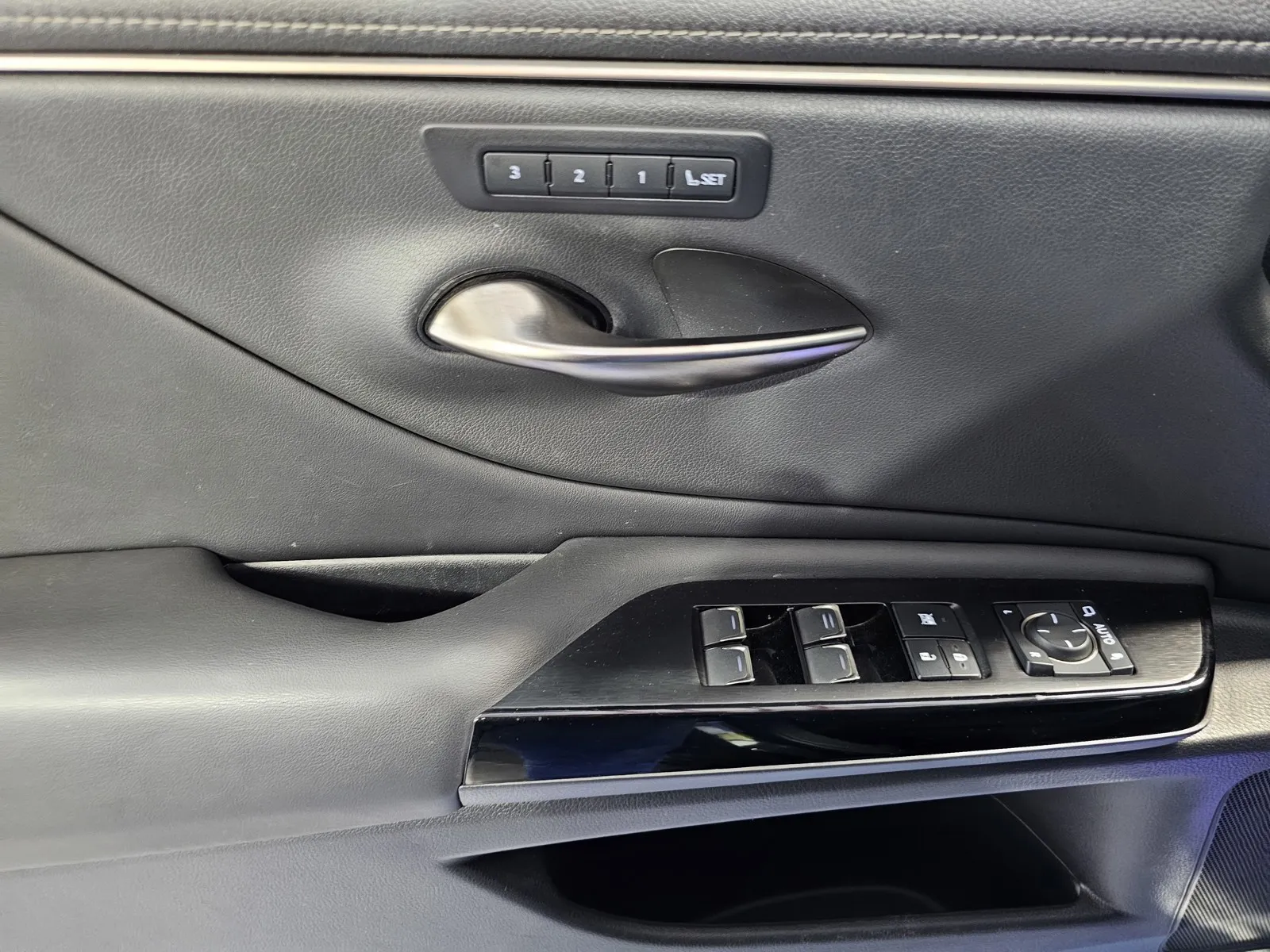 Lexus ES photo 12