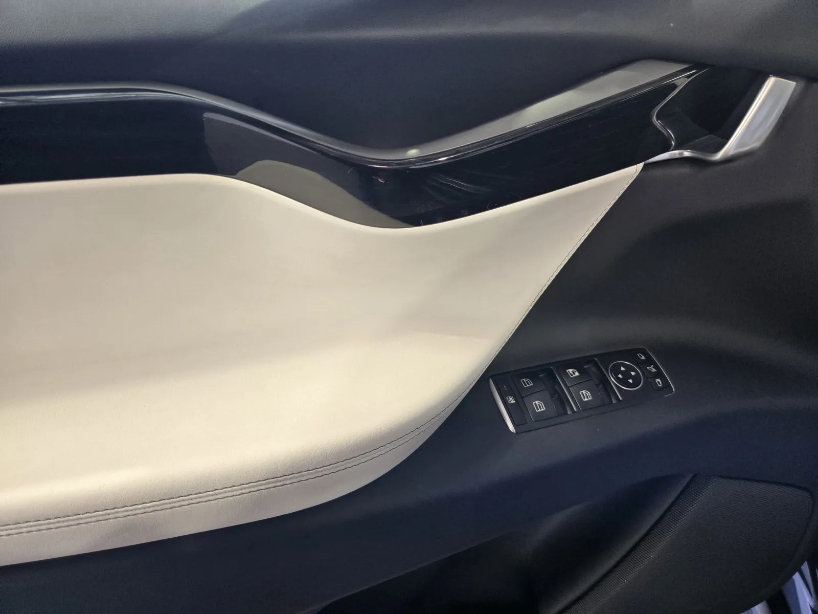 Tesla Model X photo 11